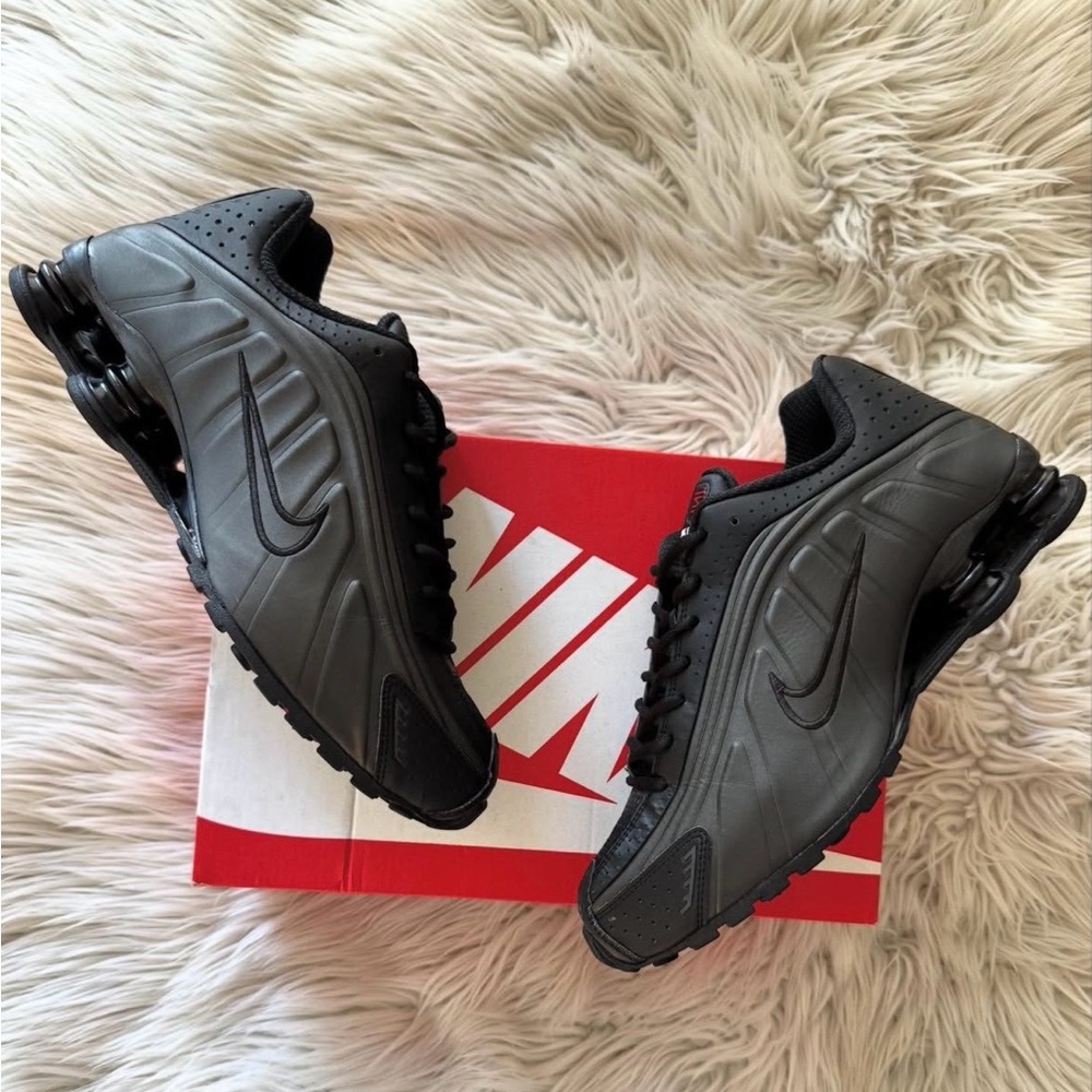 Nike Shox R4 🔥 Black Lifestyle Sneakers AR3565 004 Women’s Size 7.5 8 NEW - Picture 5 of 10